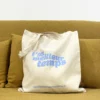 Tote-bag bleu, artisanal en coton naturel certifié Oeko-Tex, fabriqué en Franche-Comté avec l'expression "T'as meilleur temps", sac écologique et original.