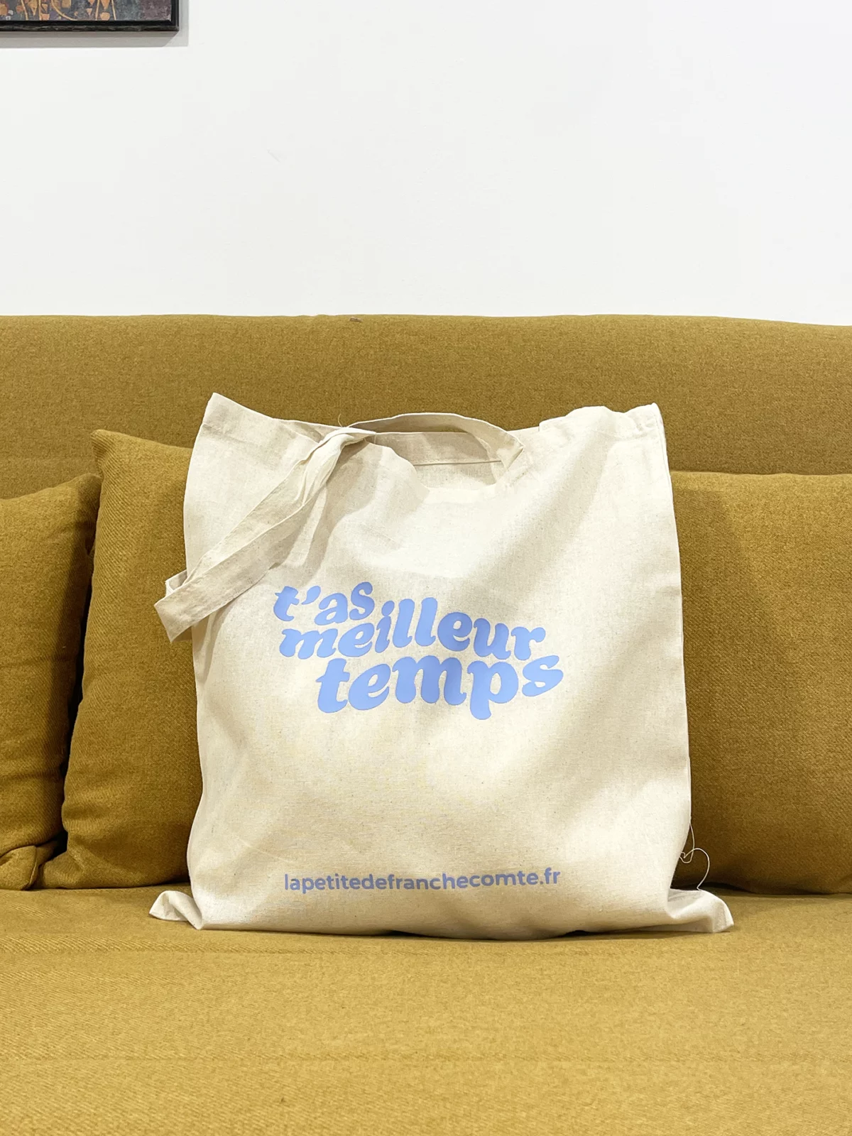 Tote-bag bleu, artisanal en coton naturel certifié Oeko-Tex, fabriqué en Franche-Comté avec l'expression "T'as meilleur temps", sac écologique et original.