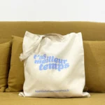 Tote-bag bleu, artisanal en coton naturel certifié Oeko-Tex, fabriqué en Franche-Comté avec l'expression "T'as meilleur temps", sac écologique et original.