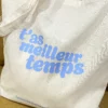 Tote-bag bleu, artisanal en coton naturel certifié Oeko-Tex, fabriqué en Franche-Comté avec l'expression "T'as meilleur temps", sac écologique et original.