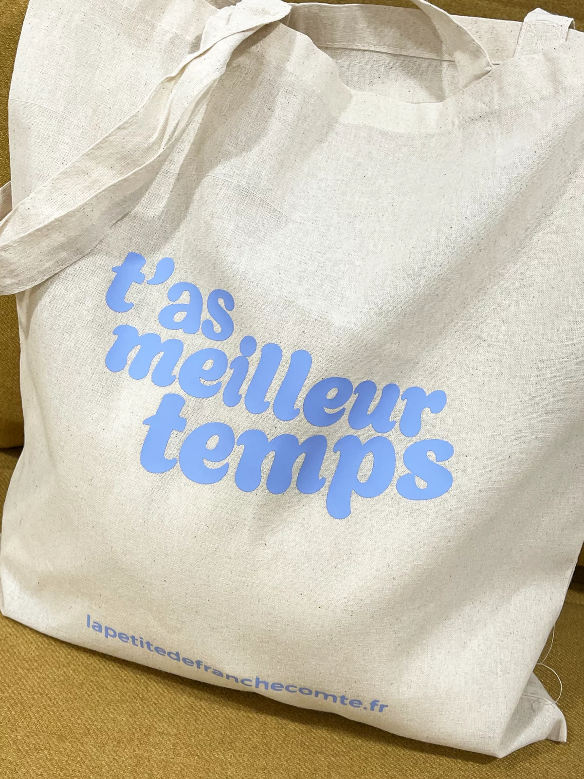 Tote-bag bleu, artisanal en coton naturel certifié Oeko-Tex, fabriqué en Franche-Comté avec l'expression "T'as meilleur temps", sac écologique et original.