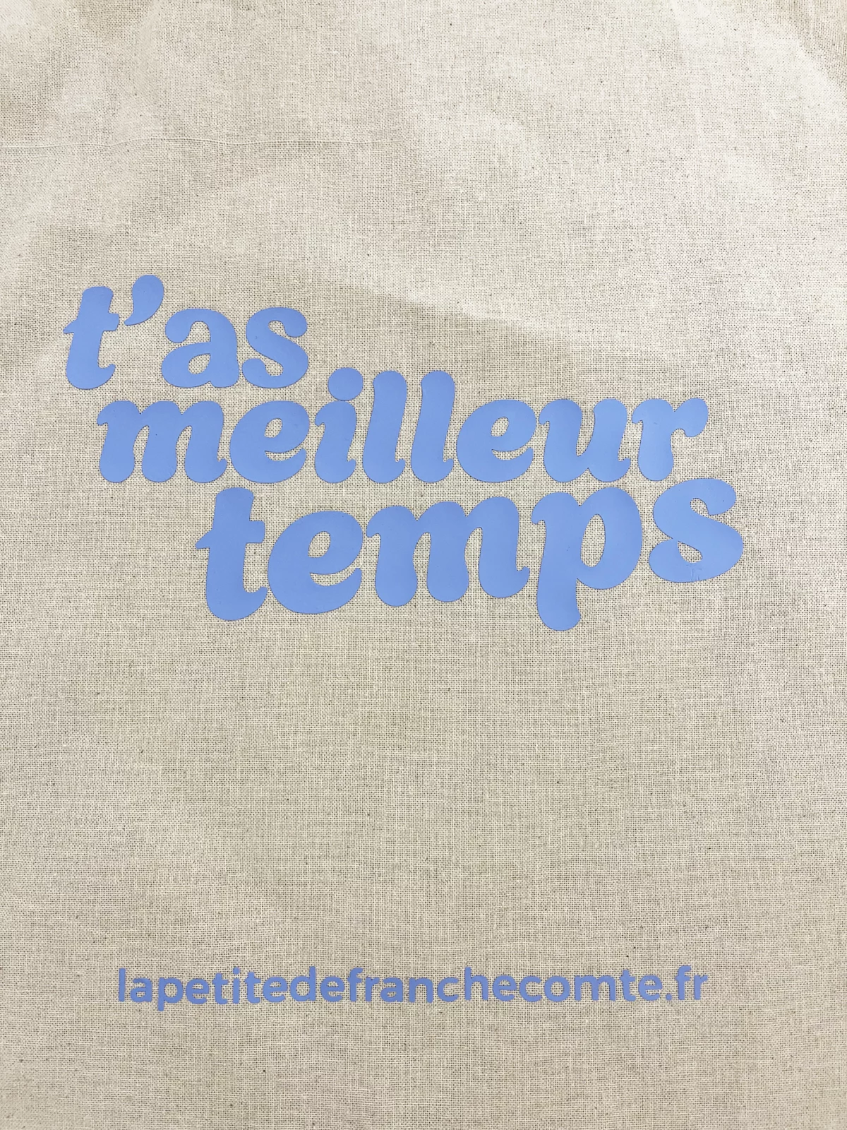 Tote-bag bleu, artisanal en coton naturel certifié Oeko-Tex, fabriqué en Franche-Comté avec l'expression "T'as meilleur temps", sac écologique et original.
