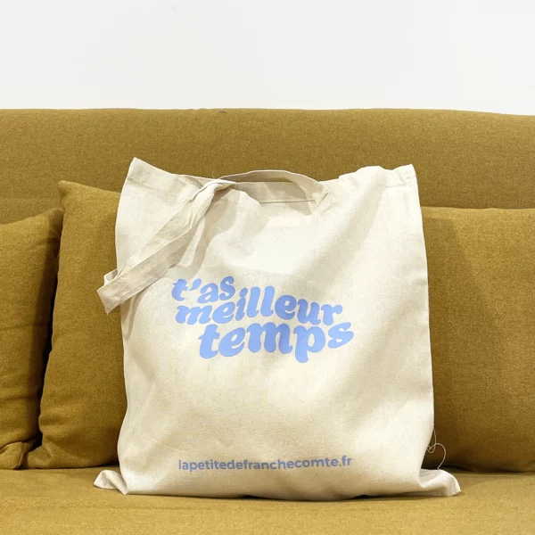 Tote-bag bleu, artisanal en coton naturel certifié Oeko-Tex, fabriqué en Franche-Comté avec l'expression "T'as meilleur temps", sac écologique et original.