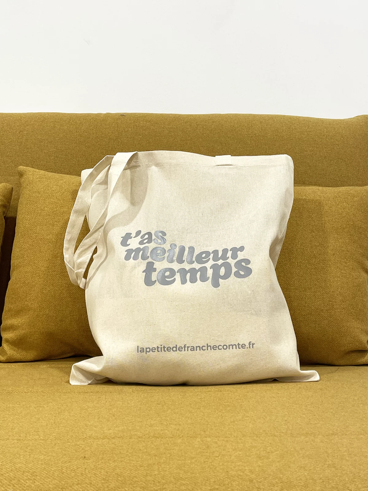 Tote-bag gris, artisanal en coton naturel certifié Oeko-Tex, fabriqué en Franche-Comté avec l'expression "T'as meilleur temps", sac écologique et original.