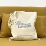 Tote-bag gris, artisanal en coton naturel certifié Oeko-Tex, fabriqué en Franche-Comté avec l'expression "T'as meilleur temps", sac écologique et original.