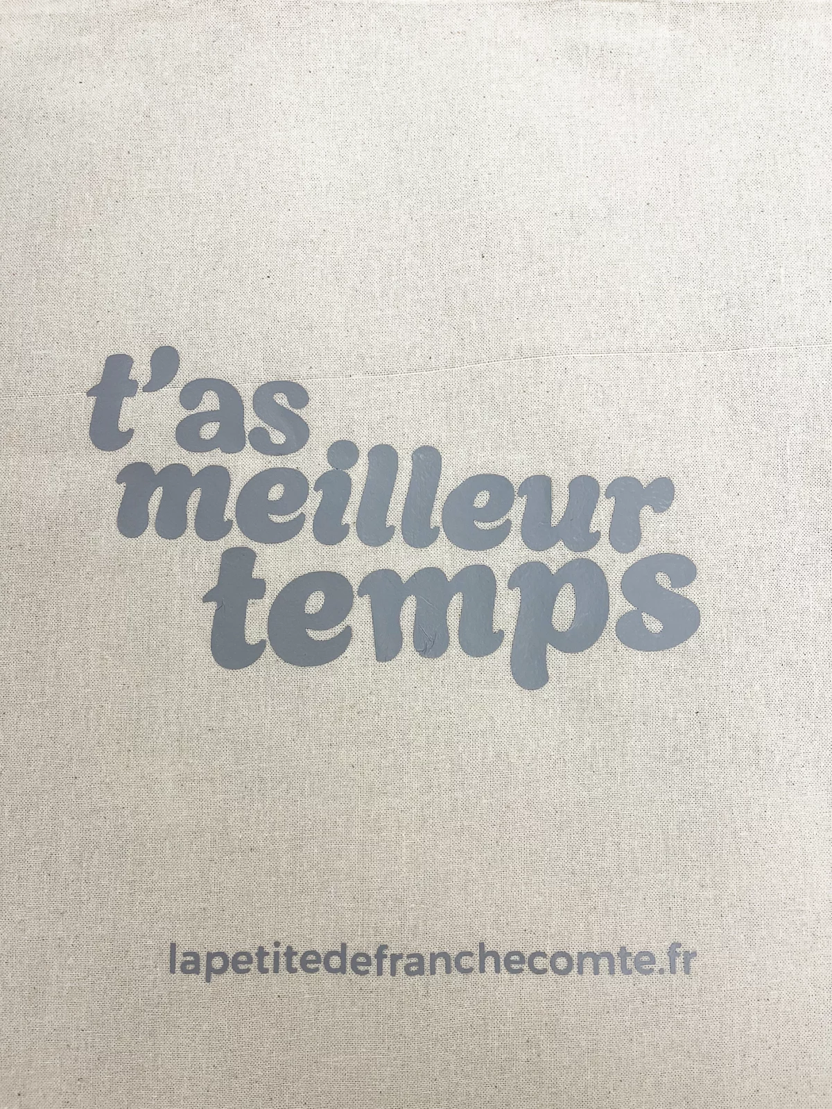 Tote-bag gris, artisanal en coton naturel certifié Oeko-Tex, fabriqué en Franche-Comté avec l'expression "T'as meilleur temps", sac écologique et original.
