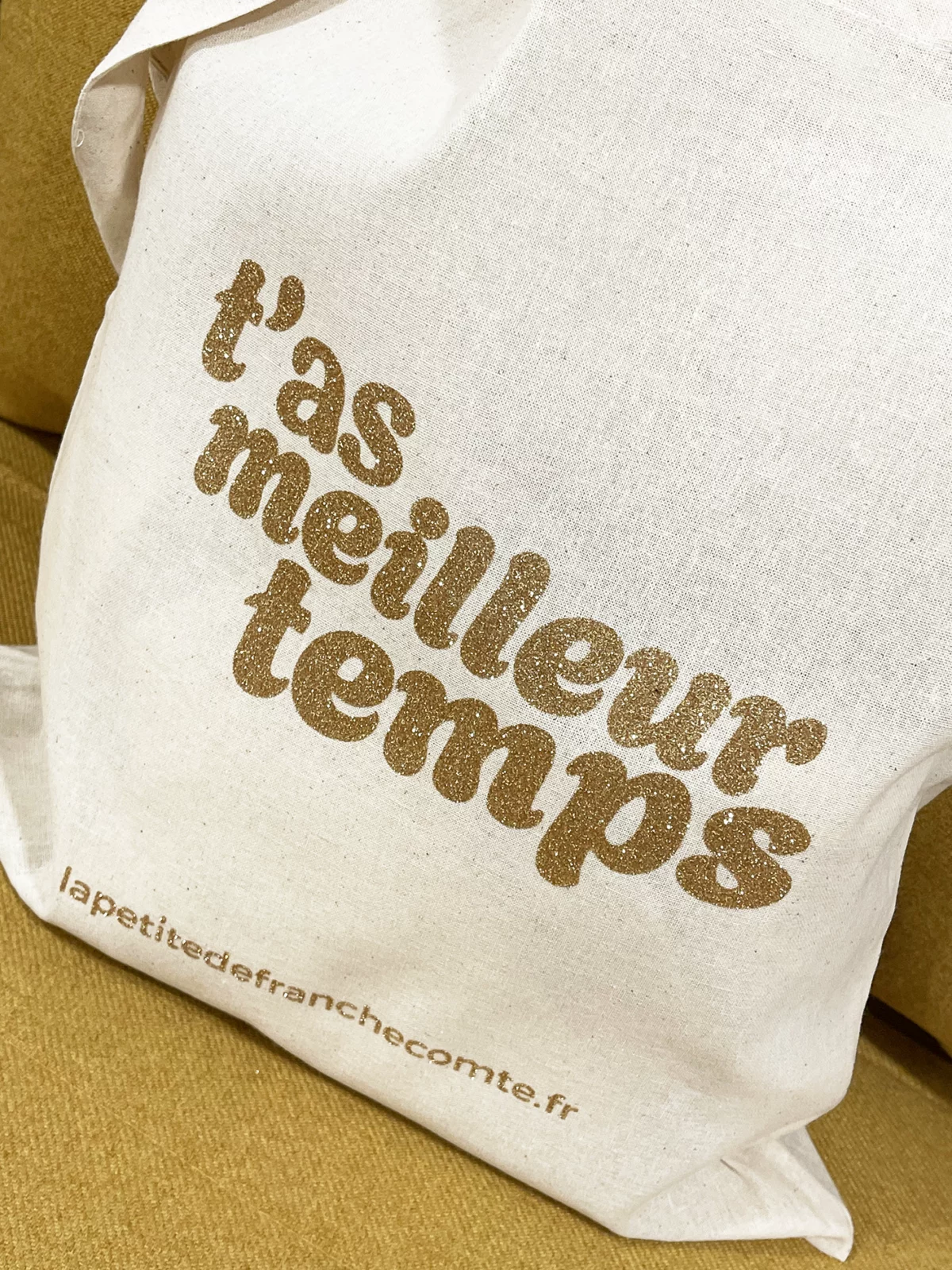 Tote-bag or paillette artisanal en coton naturel certifié Oeko-Tex, fabriqué en Franche-Comté avec l'expression "T'as meilleur temps", sac écologique et original.