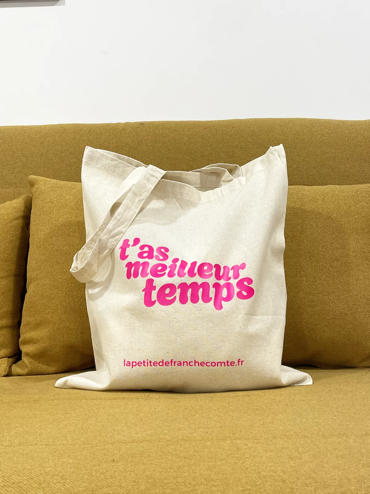 Tote-bag rose fluo, artisanal en coton naturel certifié Oeko-Tex, fabriqué en Franche-Comté avec l'expression "T'as meilleur temps", sac écologique et original.
