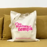Tote-bag rose fluo, artisanal en coton naturel certifié Oeko-Tex, fabriqué en Franche-Comté avec l'expression "T'as meilleur temps", sac écologique et original.