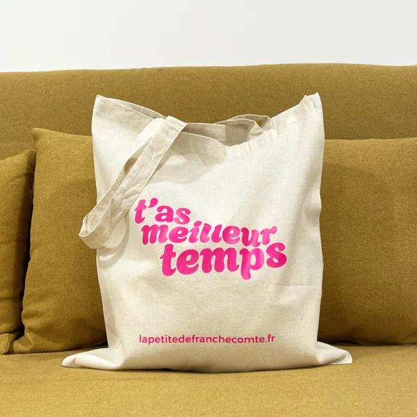Tote-bag rose fluo, artisanal en coton naturel certifié Oeko-Tex, fabriqué en Franche-Comté avec l'expression "T'as meilleur temps", sac écologique et original.