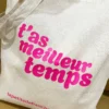 Tote-bag rose fluo, artisanal en coton naturel certifié Oeko-Tex, fabriqué en Franche-Comté avec l'expression "T'as meilleur temps", sac écologique et original.