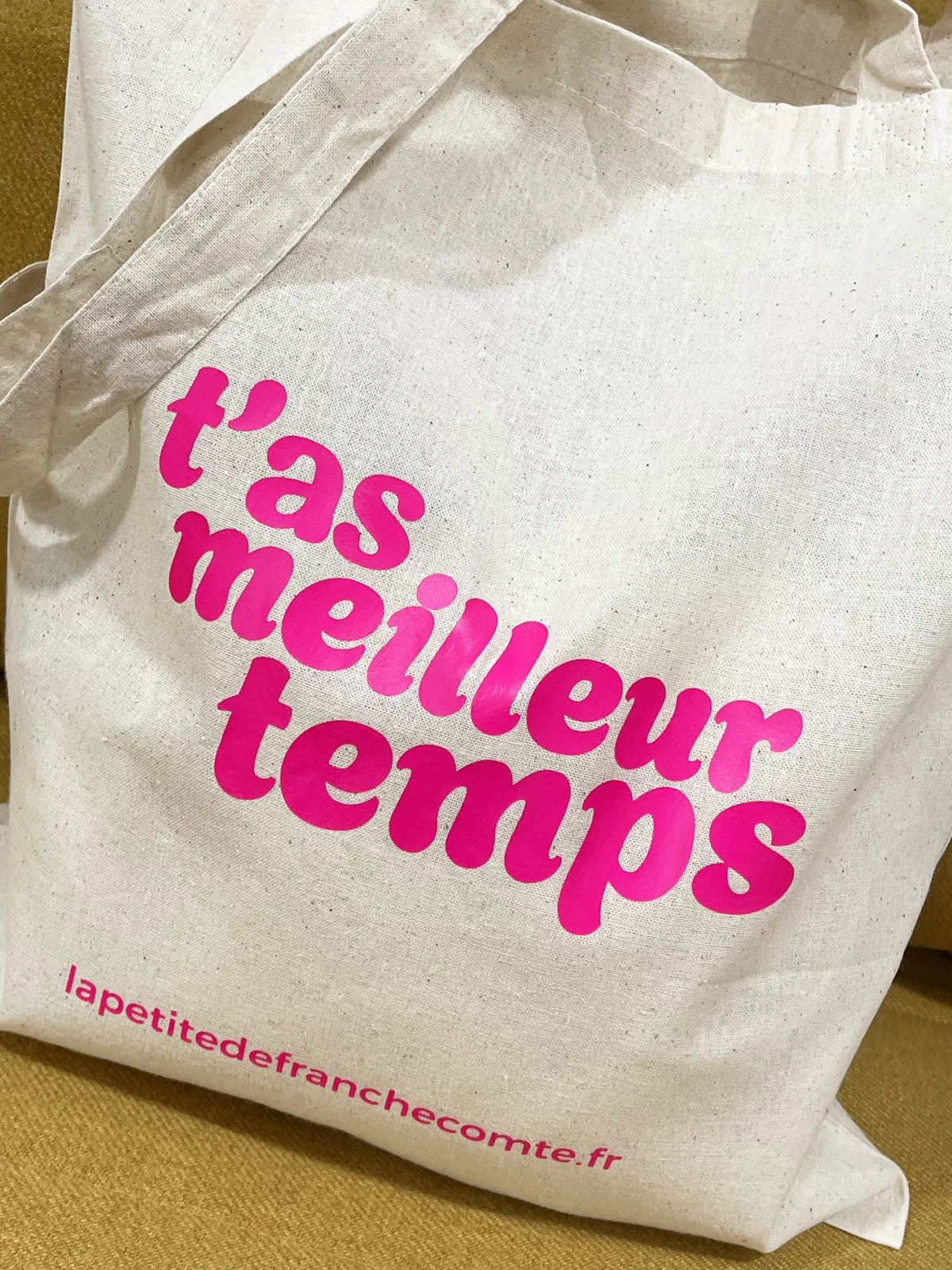 Tote-bag rose fluo, artisanal en coton naturel certifié Oeko-Tex, fabriqué en Franche-Comté avec l'expression "T'as meilleur temps", sac écologique et original.