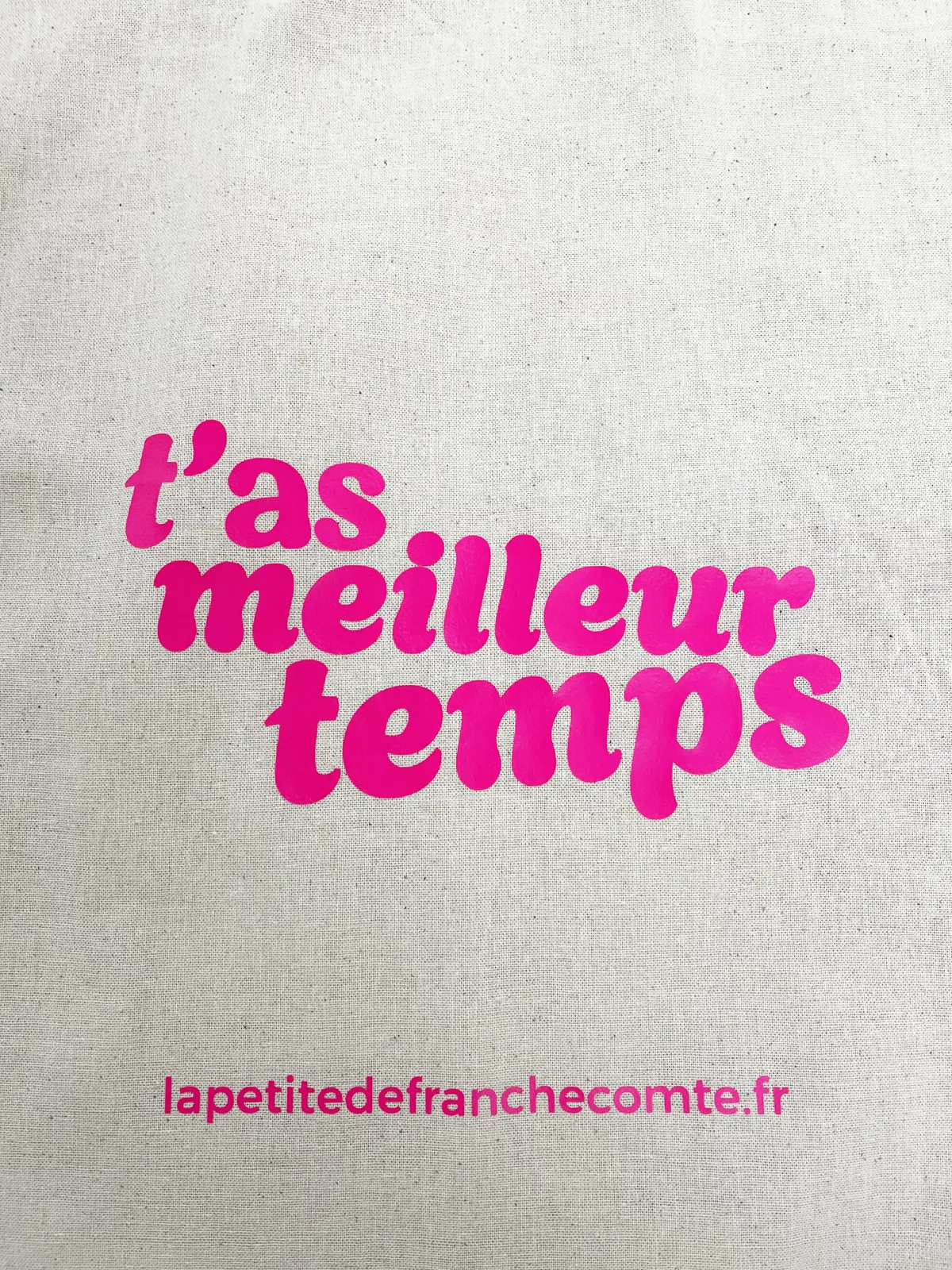 Tote-bag rose fluo, artisanal en coton naturel certifié Oeko-Tex, fabriqué en Franche-Comté avec l'expression "T'as meilleur temps", sac écologique et original.