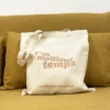 Tote-bag couleur taupe, artisanal en coton naturel certifié Oeko-Tex, fabriqué en Franche-Comté avec l'expression "T'as meilleur temps", sac écologique et original.