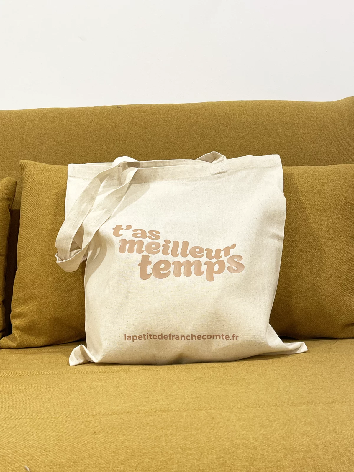 Tote-bag couleur taupe, artisanal en coton naturel certifié Oeko-Tex, fabriqué en Franche-Comté avec l'expression "T'as meilleur temps", sac écologique et original.