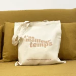 Tote-bag couleur taupe, artisanal en coton naturel certifié Oeko-Tex, fabriqué en Franche-Comté avec l'expression "T'as meilleur temps", sac écologique et original.
