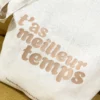Tote-bag couleur taupe, artisanal en coton naturel certifié Oeko-Tex, fabriqué en Franche-Comté avec l'expression "T'as meilleur temps", sac écologique et original.