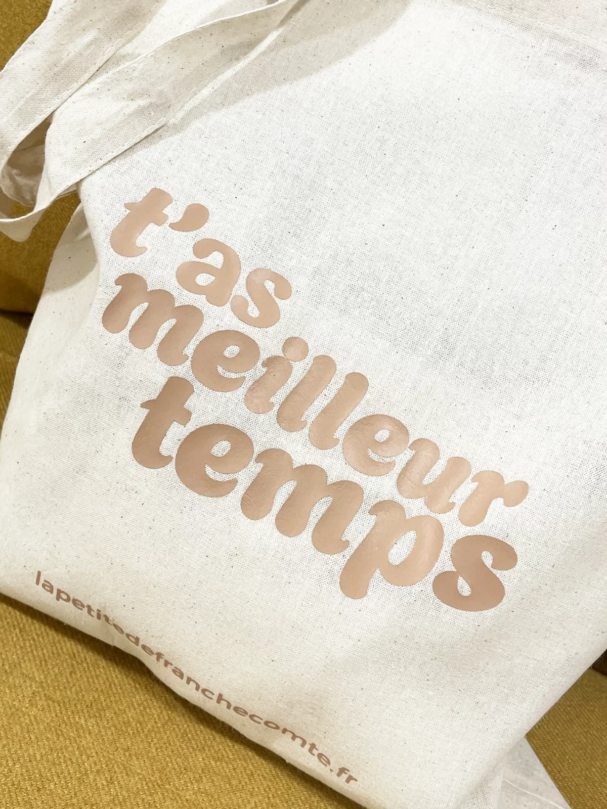 Tote-bag couleur taupe, artisanal en coton naturel certifié Oeko-Tex, fabriqué en Franche-Comté avec l'expression "T'as meilleur temps", sac écologique et original.