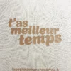 Tote-bag couleur taupe, artisanal en coton naturel certifié Oeko-Tex, fabriqué en Franche-Comté avec l'expression "T'as meilleur temps", sac écologique et original.