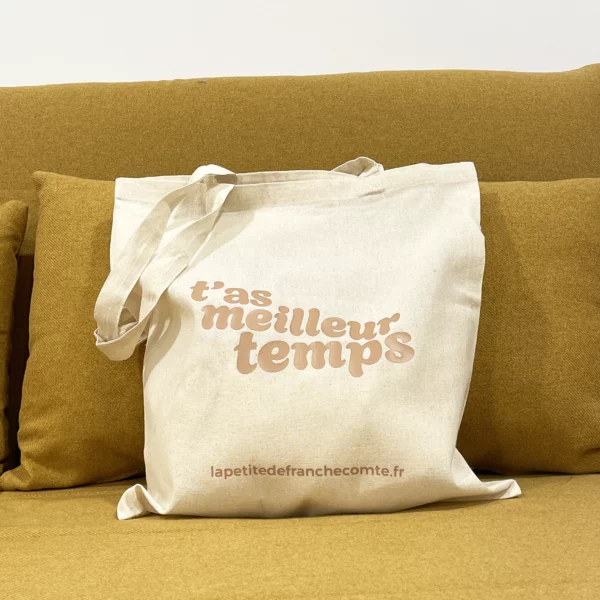 Tote-bag couleur taupe, artisanal en coton naturel certifié Oeko-Tex, fabriqué en Franche-Comté avec l'expression "T'as meilleur temps", sac écologique et original.