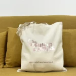 Tote-bag violet métalisé, artisanal en coton naturel certifié Oeko-Tex, fabriqué en Franche-Comté avec l'expression "T'as meilleur temps", sac écologique et original.