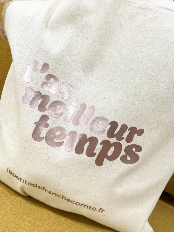 Tote-bag violet métalisé, artisanal en coton naturel certifié Oeko-Tex, fabriqué en Franche-Comté avec l'expression "T'as meilleur temps", sac écologique et original.