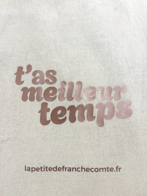 Tote-bag violet métalisé, artisanal en coton naturel certifié Oeko-Tex, fabriqué en Franche-Comté avec l'expression "T'as meilleur temps", sac écologique et original.