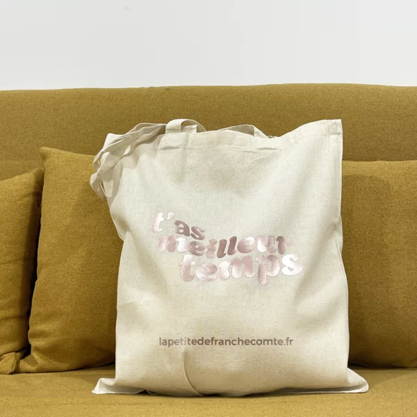 Tote-bag violet métalisé, artisanal en coton naturel certifié Oeko-Tex, fabriqué en Franche-Comté avec l'expression "T'as meilleur temps", sac écologique et original.