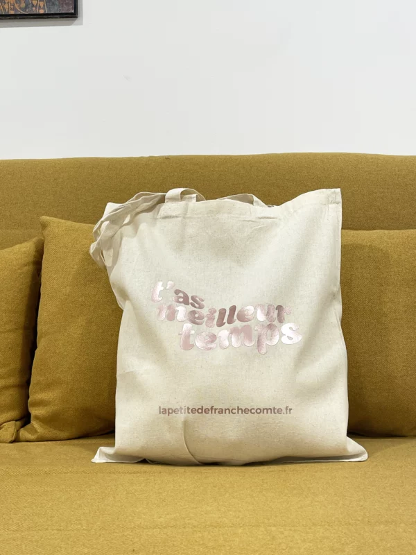 Tote-bag violet métalisé, artisanal en coton naturel certifié Oeko-Tex, fabriqué en Franche-Comté avec l'expression "T'as meilleur temps", sac écologique et original.