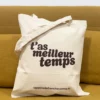 Tote-bag couleur marron, artisanal en coton naturel certifié Oeko-Tex, fabriqué en Franche-Comté avec expression « t’as meilleur temps », sac écologique et original.