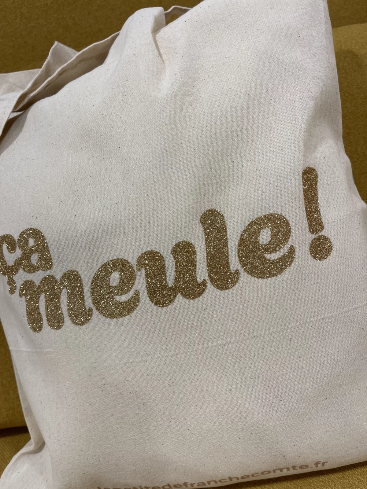 Tote-bag couleur or, artisanal en coton naturel certifié Oeko-Tex, fabriqué en Franche-Comté avec l'expression "ça meule", sac écologique et original.