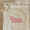 Tote-bag couleur blanc et rose, artisanal en coton naturel certifié Oeko-Tex, fabriqué en Franche-Comté avec l'expression humour "T'as meilleur temps", sac écologique et original