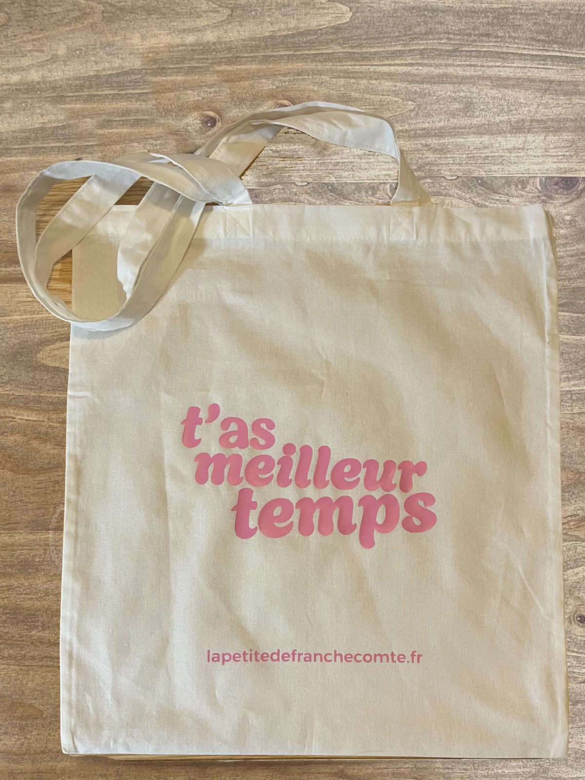 Tote-bag couleur blanc et rose, artisanal en coton naturel certifié Oeko-Tex, fabriqué en Franche-Comté avec l'expression humour "T'as meilleur temps", sac écologique et original
