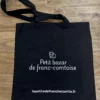 Tote-bag couleur noir, artisanal en coton naturel certifié Oeko-Tex, fabriqué en Franche-Comté avec expression « petit bazar de franc-comtoise », sac écologique et original.