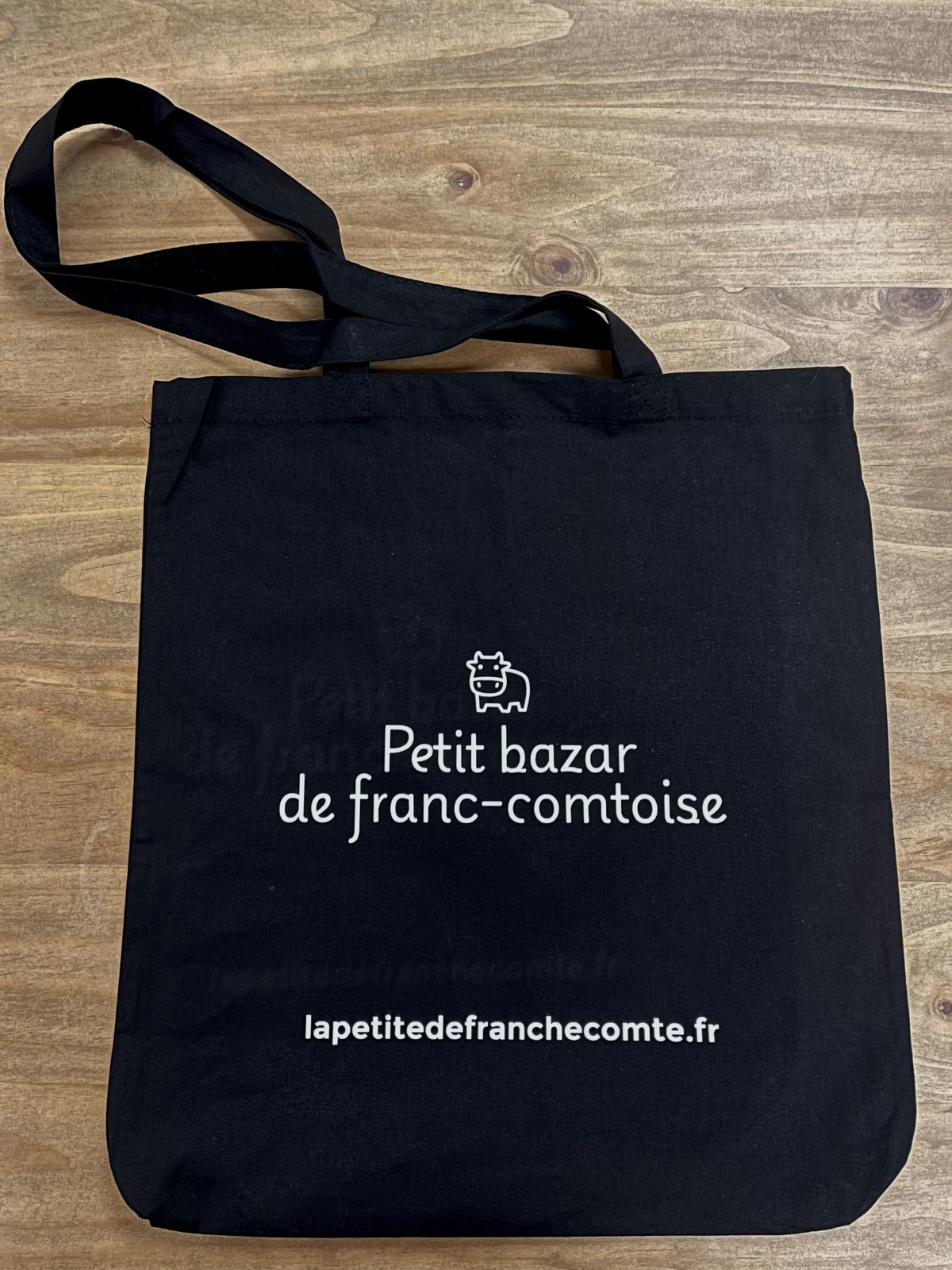 Tote-bag couleur noir, artisanal en coton naturel certifié Oeko-Tex, fabriqué en Franche-Comté avec expression « petit bazar de franc-comtoise », sac écologique et original.