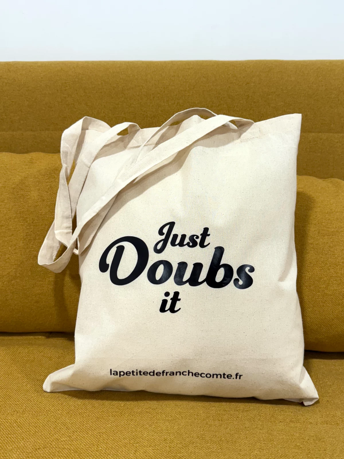 Tote-bag couleur naturel, artisanal en coton naturel certifié Oeko-Tex, fabriqué en Franche-Comté avec expression « Just DOUBS it », sac écologique et original.