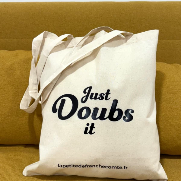 Tote-bag couleur naturel, artisanal en coton naturel certifié Oeko-Tex, fabriqué en Franche-Comté avec expression « Just DOUBS it », sac écologique et original.