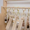Porte-clés personnalisé artisanal avec perles et breloques. Modèle aléatoire unique, fabriqué avec soin en Franche-Comté.